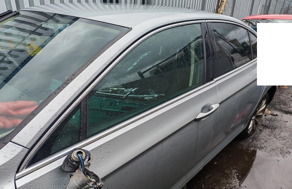 VW Passat SE Business TDI Bluemotion Door window glass passenger side front